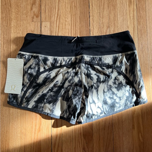 Lululemon run time shorts size 8 - Picture 3 of 5